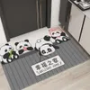 Dessin animé mignon panda grattant la boue et frottant la terre sur le tapis de pied. L'entrée peut être coupée avec un tapis de sol en cercle de soie antidérapant. pour la salle de bain