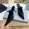 Silk Satin Pointed Toe Slippers Mules Strap Style 90 MM Stiletto Heel Sandaler Läder Yttersula Pumpar Kvinnors lyxdesigners Evening Shoes 35-42 med låda