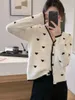 Kvinnors stickor Fancy Jacquard Love V-Neck Cashmere Stick Cardigan Spring och Autumn Loose Thin Short Wool Coat Base tröja