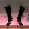 Cagole kniehohe Stiefel aus Lammleder, Nietenschnalle, verzierter seitlicher Reißverschluss, spitzer Zehenbereich, Stiletto-Absatz, hoher Stiefel, Luxus-Designer-Schuh für Damenfabrik