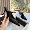 Silk Satin Pointed Toe Slippers Muls Strap Style 90 MM Stiletto Heel Sandaler Läder Yttersula Pumpar Kvinnors designers Evening Shoes 35-42 Evening Shoes Factory Factory