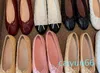 Ballerines quiltade läderdesigner kvinnor ballerina lägenheter pumpar loafer låg häl slingback svart vit burgogne ull glitter tyg komfort sko