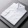 القمصان غير الرسمية للرجال كلاسيكي طويل الأكمام مخطط فستان أساسي واحد لقطعة جيب جيب قميص الربيع لمكتب الربيع B37