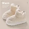 Talltor tjocka solade snöstövlar lyxiga designerskor för sneakers som kliver på avföring och håller varma i kvinnors vinter fuzzy klackar