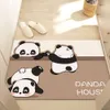 Dessin animé mignon panda grattant la boue et frottant la terre sur le tapis de pied. L'entrée peut être coupée avec un tapis de sol en cercle de soie antidérapant. pour la salle de bain