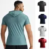 2024 lu lu lemens Traje de yoga para hombre, cuello alto, con capucha, de secado rápido, transpirable, para correr, gimnasio, entrenamiento muscular, camiseta de baloncesto ajustada, manga corta informal suave y adecuada