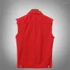 メンズベストファッションメンズリベットデニムベストパンクパーティースタッズスリムフィットジャンジャケット男性用男性の赤のノースリーブウエストコートプラスサイズ5xl