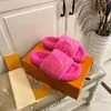 Zapatillas para mujer Diapositivas de lana Piel de invierno Mullido Peludo Letras cálidas Sandalias Cómodo Fuzzy Hoja de hierro triangular invertida Chanclas para niña Zapatilla