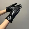 Gants chauds en cuir de diamant de lettre de créateur de mode de luxe pour hommes et femmes, gants d'équitation d'hiver de ski, gants à cinq doigts, gants à écran tactile