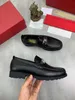 Formale schwarze Herren-Designer-Kleiderschuhe mit silberner Schnalle, luxuriöse, modische, sanfte Slip-on-Männer, lässige Business-Schuhe, Hochzeit, Abschlussball, Abendschuh