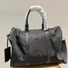 Borsone in nylon di design Borsa da viaggio unisex di grande capacità Borsa a mano Borsa sportiva nera Pacchetto portatile per il fine settimana Han3437