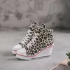 Höjd ökande skor leopard kvinnor sneakers casual kilplattform snörning kvinnor vulkaniserade skor hösten ökande skor damer sneakers 231204