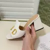 Klasyczne sandały na wysokim obcasie Kapcie Slajdy Designerskie Kobiety Chunky Platforma Kapcia podwójnie metalowe skórzane pół śluzowaty buty dla kobiet C120501