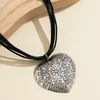 Pendentif coeur d'amour avec motif de pétale, collier multicouche en corde noire, chaîne ras de cou à breloque, cadeaux de fête, bijoux, nouveau