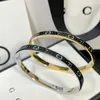 Brazalete de lujo simple para mujer Pulsera de marca de diseñador Diseño clásico Joyería de acero inoxidable Pulsera boutique chapada en oro de 18 quilates