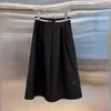 Marka projektanta spódnic europejski trójkąt czarny pół-półkorówka nowa letnia design sens francuska francuska liniowa spódnica plisowana 9ej3
