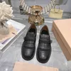 Lyxdesigners Flat Dress Shoe äkta kalvskinn läder slip på lägenheter kvinnors bruna svarta skor triomphe gyllene kedja fransade loafers fabrikskor euro storlek 35-40