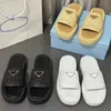 Damen-Sandalen, Slipper, gewebte Sohlen, Häkel-Flatform-Bast-Slides mit emailliertem Metall-Dreieck-Logo, Keilabsatz-Damen-Casual-Flats-Pantoletten 35-40