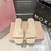 Slippels voor dames sandaal Miumius Glaasjes gevouwen slippers voor dames zomer platte bodem outderse bodem vierkant met platte haklijn roze open teen koele slippers