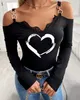 Kvinnors t-shirt vår och höst mode kvinnor casual hjärttryckt spets trim kall axelkedja rem långärmad topps t231204