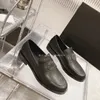 Chaussures habillées pour femmes de haute qualité bas en cuir blanc noir avec chaîne chaussures d'affaires chaussures de soirée décontractées designer mocassins formels chaussures de conduite avec boîte