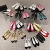 Chaussures habillées de luxe Designer Chaussure de ballet 100% cuir véritable Printemps Automne Perle Chaîne en or Mode Chaussure de bateau plate Lady Lazy dance Mocassins Femmes noires Chaussures taille 34-42