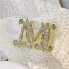 Pimler Broşlar Moda Kristal Rhinestone Mektup M Emayel İmitasyon İnciler Broşlar Kadınlar Barok Bahis Başlangıç ​​Pinler Düğün Takı Broş 231204