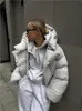 女性用ジャケット2023冬の濃厚な暖かい女性のためのファッションフード付き綿パッドショートジャケット女性ルーズハイストリートソリッドアウトウェアT231204