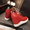 Höjd ökande skor dolda plattform kilar sneakers kvinnor vår hösten casual skor på plattform komfort kil klackar röd vit sneaker kvinnlig 231204