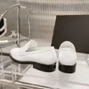 Chaussures habillées pour femmes de haute qualité bas en cuir blanc noir avec chaîne chaussures d'affaires chaussures de soirée décontractées designer mocassins formels chaussures de conduite avec boîte