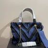 Luxury 24 ny tygväska kvinnor denim väska stor kapacitet ryggsäck designer handväska denim väska v-mönster ryggsäck metallkedja väska designer väska hög kvalitet texturpåse