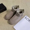 Sports 2024 Zhou Dongyus mêmes bottes de neige intégrées en cuir et fourrure pour la chaleur de l'hiver coton épaissi manches courtes chaussures simples décontractées demi-pantoufles