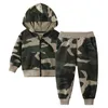 Kläder sätter pojkar barns kamouflage camo hoodie kostym långärmad huvjacka kappa sportbyxor 2023 våren hösten 231204