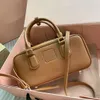 Borsa bowling da donna in pelle con manico superiore in pelle di vitello liscia con finiture color oro