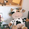 Bambole di peluche Carino mucca da latte giocattolo animale farcito bambola Festival presente regalo di compleanno decorazione della casa per ragazze ragazzi 231204