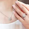 Stylish 925 Sterling Silver 1 CT Moissanite Sunflower Pendant Cellavicle Chain Halsband Pendant Halsband CLAVICLE CHAIN ​​KEL Kvinnor Fashion Jewelry for Wedding Present