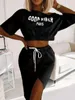 Abito a due pezzi LW Plus Size Due pezzi Good Viber Monospalla Set con stampa di lettere Crop Top + Gonna alta con spacco Abiti eleganti da abbinare per le donne T231204