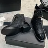 مصمم أحذية المرأة أحذية Winter Boots Ch Boots Leather Leather ، وأحذية جلدية عادية من المألوف وغير الرسمي ، العصرية والمتعددة الاستخدامات Martin Boots 10A