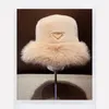 Lyx varumärkesdesigner hatt bred grim hink hattar inverterade triangel p bokstäver varm plysch hatt mode party trend reser smal fit strand platt vinter hattar fläsk