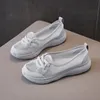 Höjd ökande skor kvinnor skor sommar mode platta lata sneakers andas bekväma ljus grunt mun slip-on icke-halk casual skor 231204