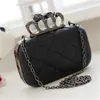 Borsa a forma di teschio vintage completamente nuova Borsa a mano con teschio nero Knuckle Rings Borsa da sera con pochette La borsa a tracolla inclinata con catena js2902967