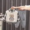 衣料品セット2023春秋3PCS男の子服セット漫画ベアセーターベスト長袖シャツコットンパンツベビースーツ231204