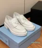 designer klänningskor kvinnor avslappnad monolit triangel logotyp svarta läderskor ökar plattformen sneakers cloudbust classic patent matt loafers