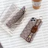 Bracelet Phone Case Designer iPhone Case pour Apple iPhone 15 Pro 14 Pro Max 13 Pro Max 12 11 Pro XS Max XR 8P 14 Plus 15 Plus Case Luxury Brand Letter Mobile Cover