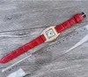 Orologi al quarzo con numeri romani quadrati Orologi da donna in pelle rosa rossa Orologio con quadrante pieno di diamanti Anello con bracciale a catena famoso Orologi da polso reloj de lujo regali