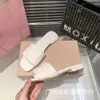 Slippels voor dames sandaal Miumius Glaasjes gevouwen slippers voor dames zomer platte bodem outderse bodem vierkant met platte haklijn roze open teen koele slippers