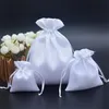 50 unids / lote 7x9 10x12 16x20 cm Bolsa de satén blanco negro Bolsas con cordón para bolsas de joyería Maquillaje Peluca Embalaje Bolsa de regalo T200602219F