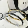 Bracelet de luxe simple femmes Bracelet de marque de créateur Design classique cadeaux en acier inoxydable bijoux bracelets de boutique plaqués or 18 carats