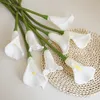 Couronnes de fleurs décoratives 37 cm blanc PU fausse fleur artificielle Calla Lily pour la décoration intérieure mariage bouquet de mariée table 105 pièces 231202