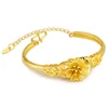 Bracciale rigido in oro 24k color sabbia oro vuoto con tre fiori braccialetto per le donne sposa fidanzamento compleanno matrimonio 999 braccialetti gioielli regali 231204